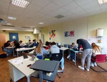 Alumnado trabajando en el proyecto "Tenemos un plan"