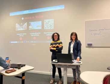 Nerea Martínez y Montserrat Calle en una formación