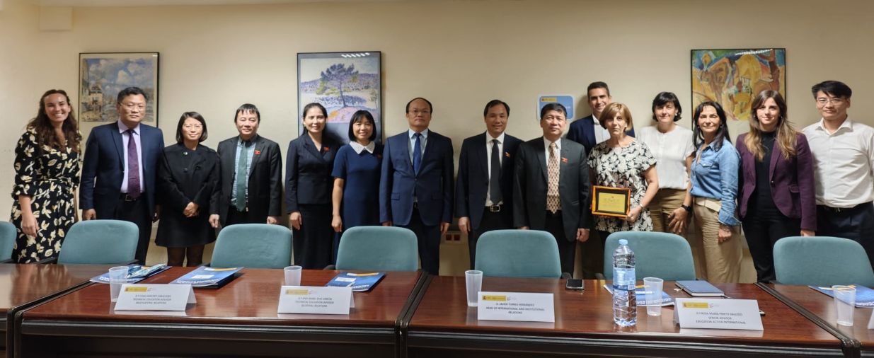 Delegación de Vietnam, de visita en la Unidad de Acción Educativa Exterior