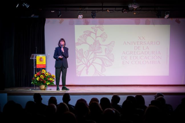 La actual agregada de Educación en Colombia moderó el acto del XX aniversario de la Agregaduría