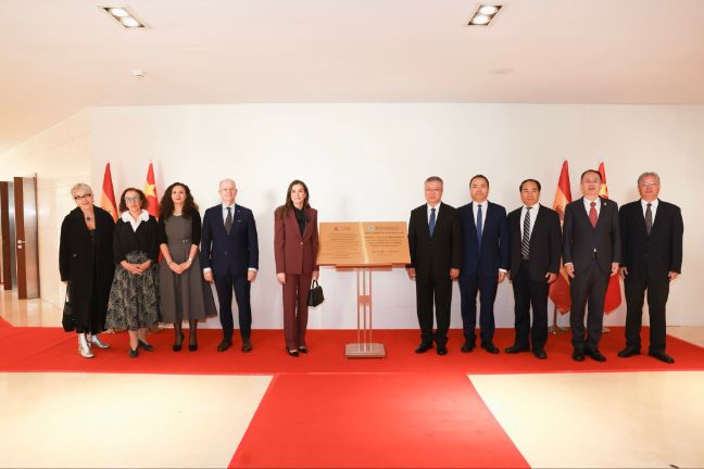 La reina Letizia asistió a un acto de promoción de la lengua y cultura españolas en la Universidad de Estudios Extranjeros de Pekín