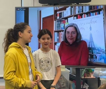 M.ª Antonia García Quesada junto a dos estudiantes