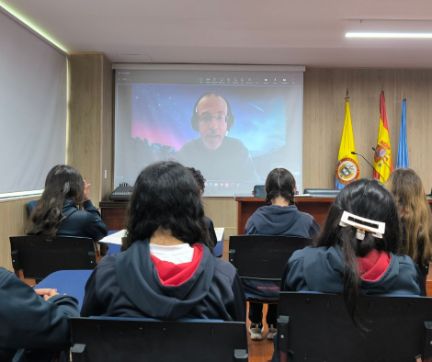 Alumnos del Reyes Católicos durante el conversatorio