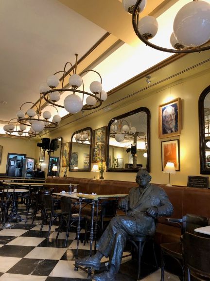 Estatua de Gonzalo Torrente Ballester en Salamanca