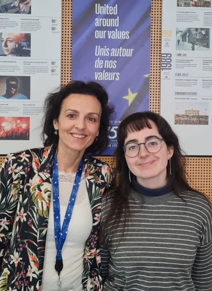Sofía Seiz, estudiante española seleccionada, y Lourdes Ballesteros, representante española en la Junta Directiva del ECML