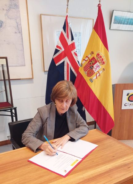 Firma del acuerdo por parte de la consejera de Educación, Rosa María Prieto